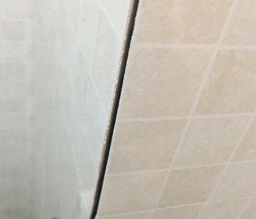 金昌市瓷砖空鼓维修公司分享阳台瓷砖脱落的修复过程可以分为以下几个步骤