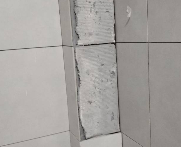 金昌市瓷砖空鼓维修公司分享下瓷砖施工前基层浇水润湿程度不足，可能导致以下问题